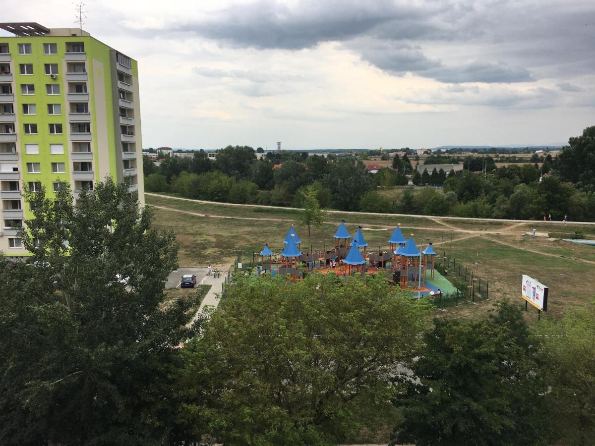 Lovely Studio Apartment Nové Zámky Kültér fotó